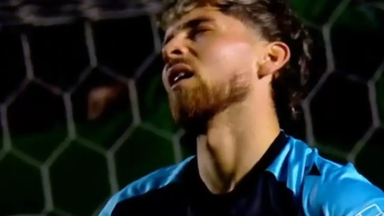 El blooper de Sanguinetti: le erró al despeje y le regaló un gol a Sarmiento, pero Banfield se llevó los tres puntos
