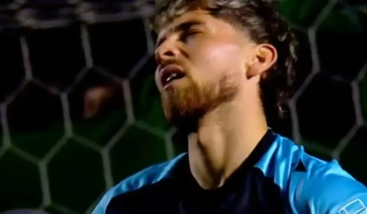 El blooper de Sanguinetti: le erró al despeje y le regaló un gol a Sarmiento, pero Banfield se llevó los tres puntos