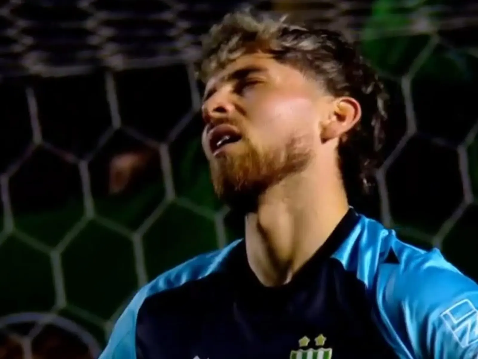 Facundo Sanguinetti, arquero de Banfield, mira hacia atrás tras fallar un despeje que terminó en gol de Sarmiento durante el partido por el Torneo Clausura.