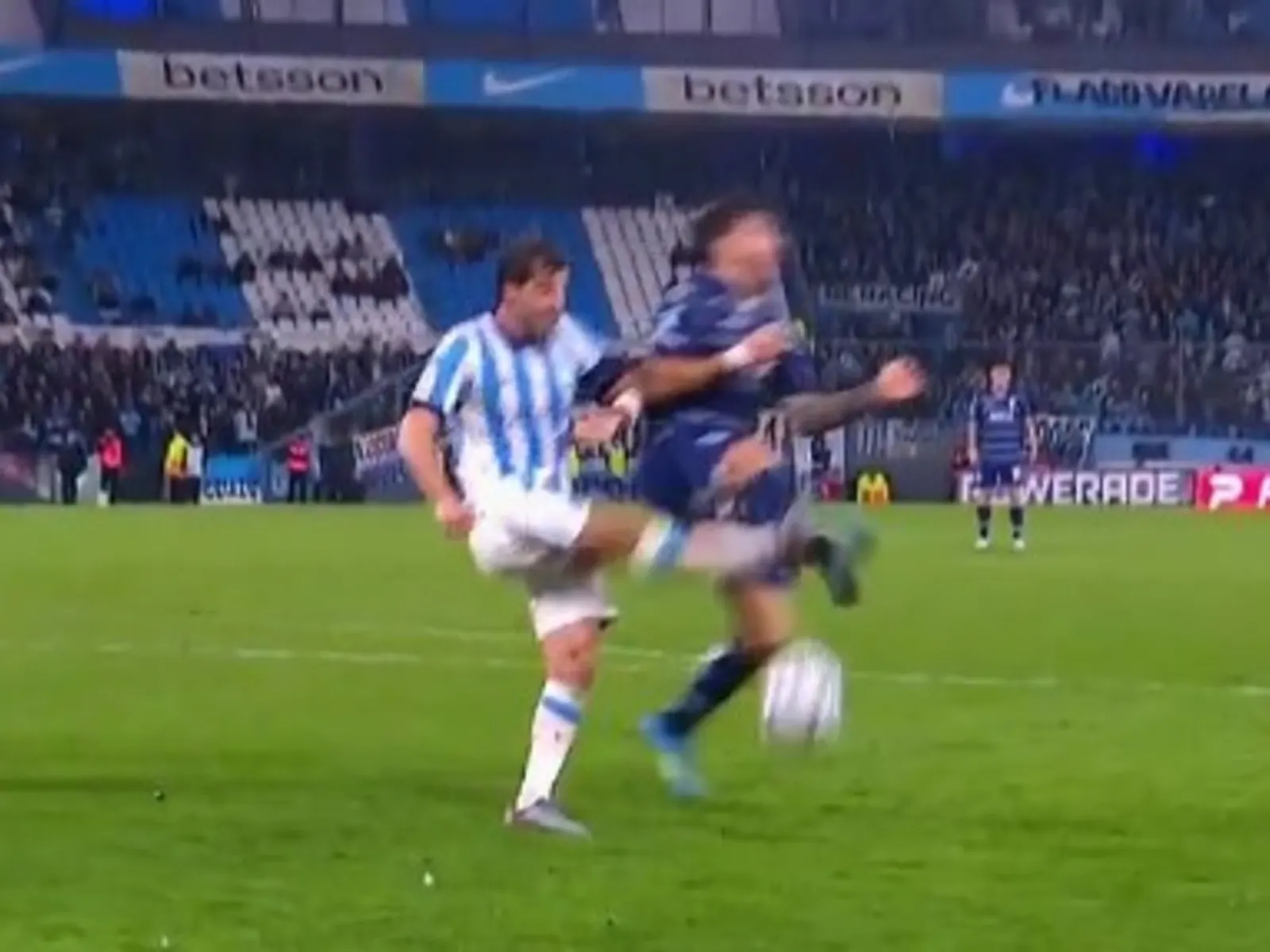 Santiago Sosa de Racing disputa una pelota en el Cilindro de Avellaneda durante el encuentro ante Gimnasia.