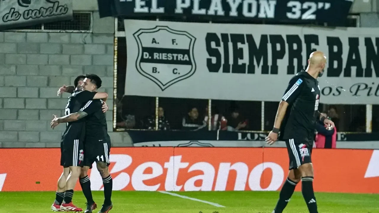El golazo de Alexander Díaz desde su propio campo selló la histórica goleada de Riestra a Boca