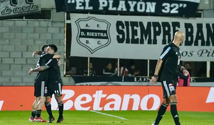 El golazo de Alexander Díaz desde su propio campo selló la histórica goleada de Riestra a Boca