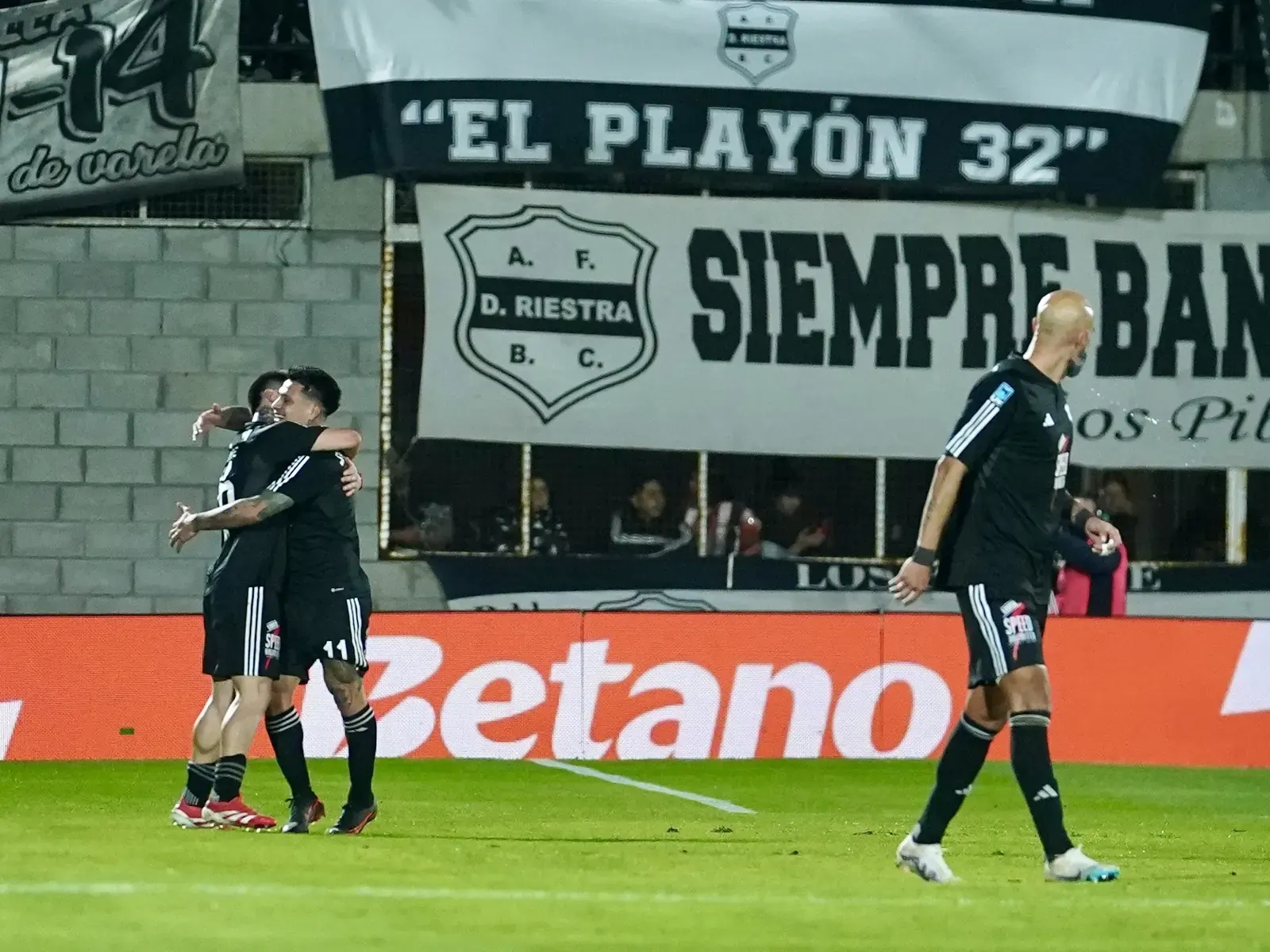 Alexander Díaz, delantero de Deportivo Riestra, festeja el 3-0 ante Boca Juniors en el estadio de Riestra.