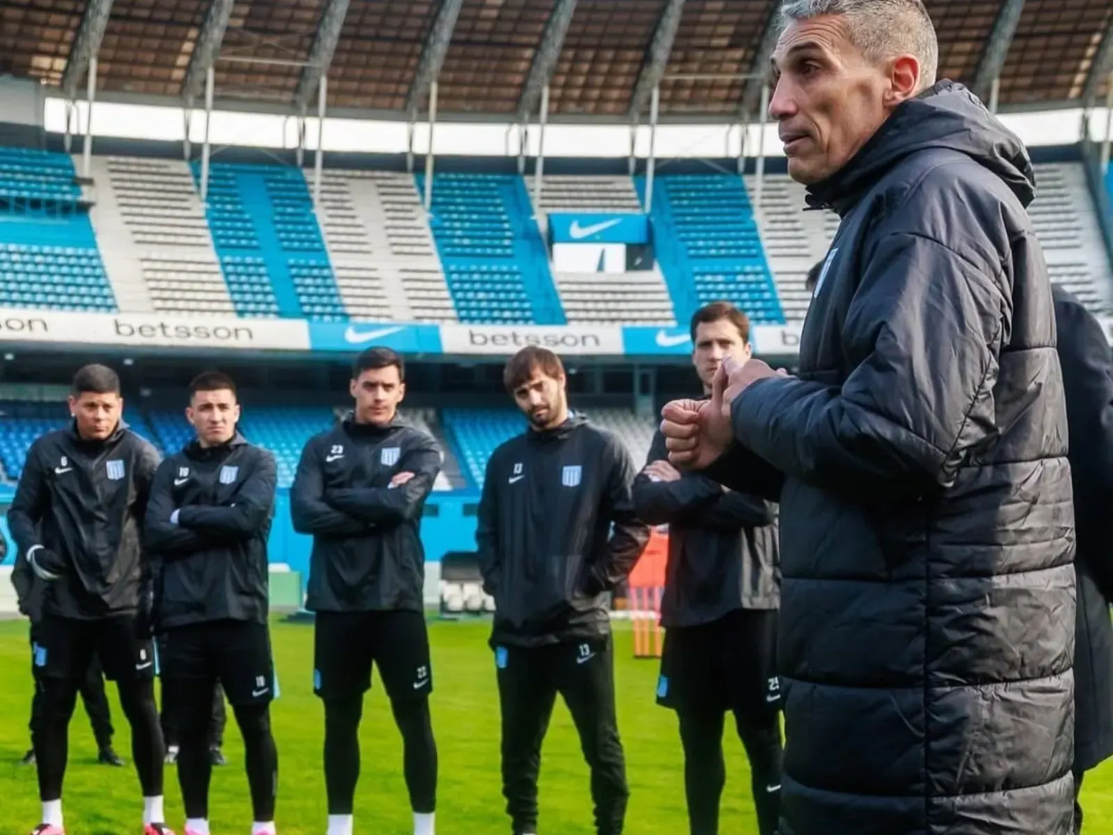 Juan Pablo Vojvoda, entrenador de Racing, observa atentamente desde el banquillo durante un partido.