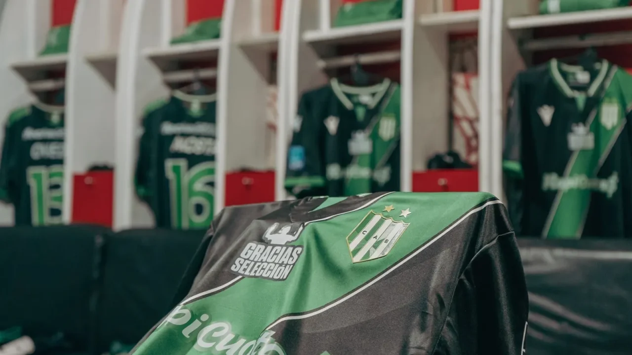 Banfield homenajeó a la Scaloneta con una camiseta especial en el debut del Clausura