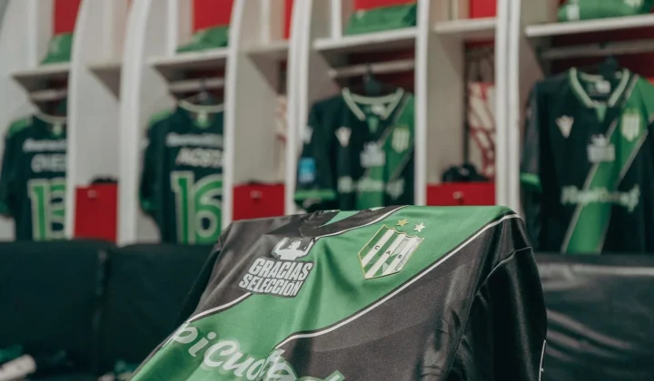 Banfield homenajeó a la Scaloneta con una camiseta especial en el debut del Clausura