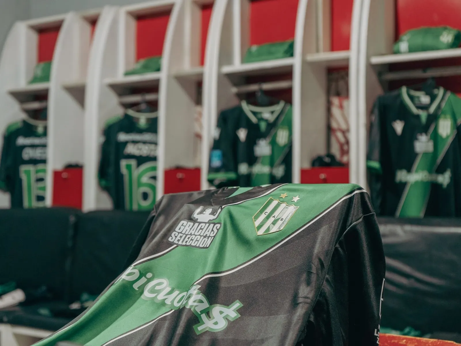 Jugadores de Banfield con la camiseta especial homenaje a la Scaloneta durante el partido ante Huracán
