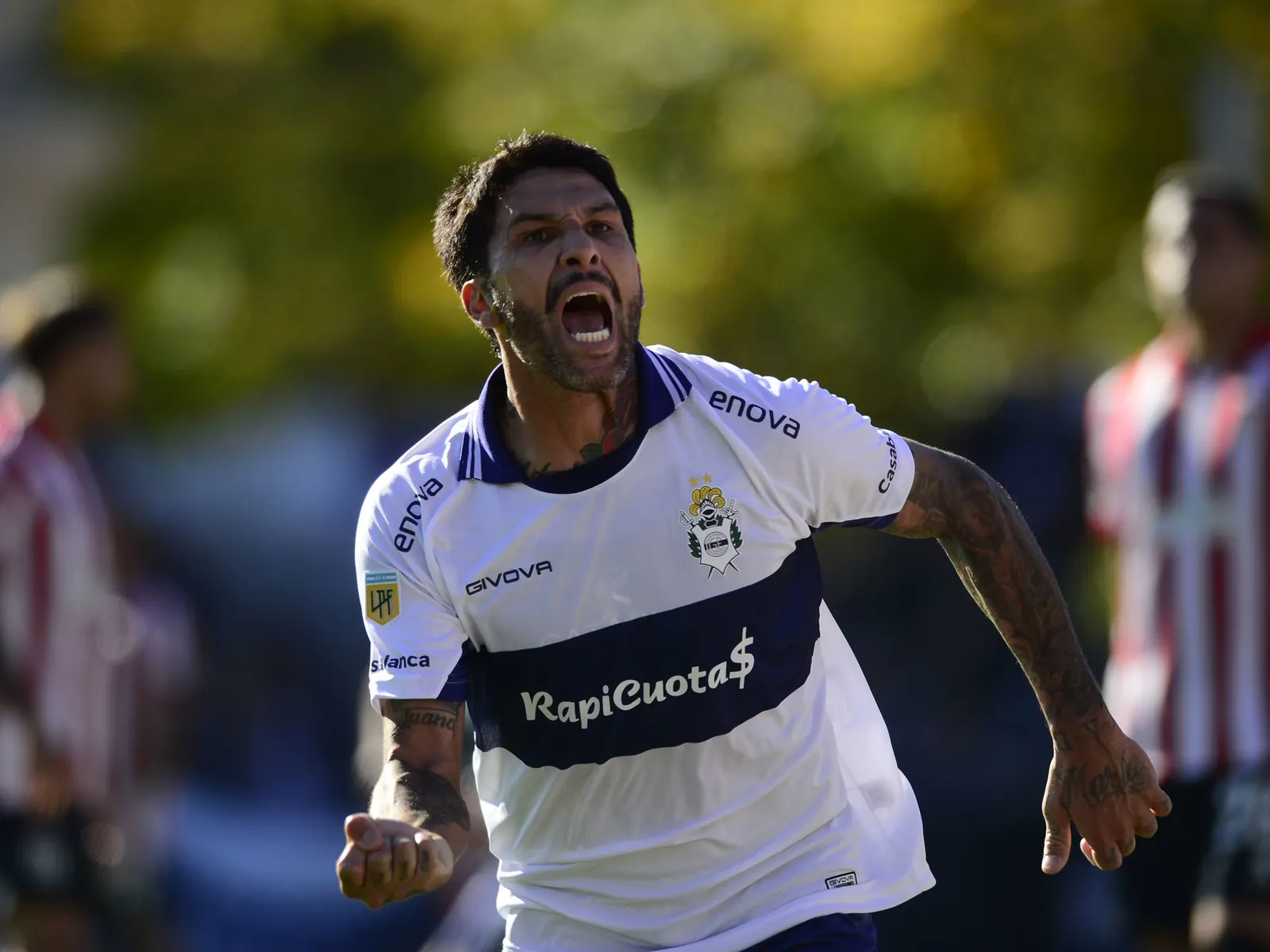 El futbolista Lucas Castro posando con la camiseta de Gimnasia de La Plata.