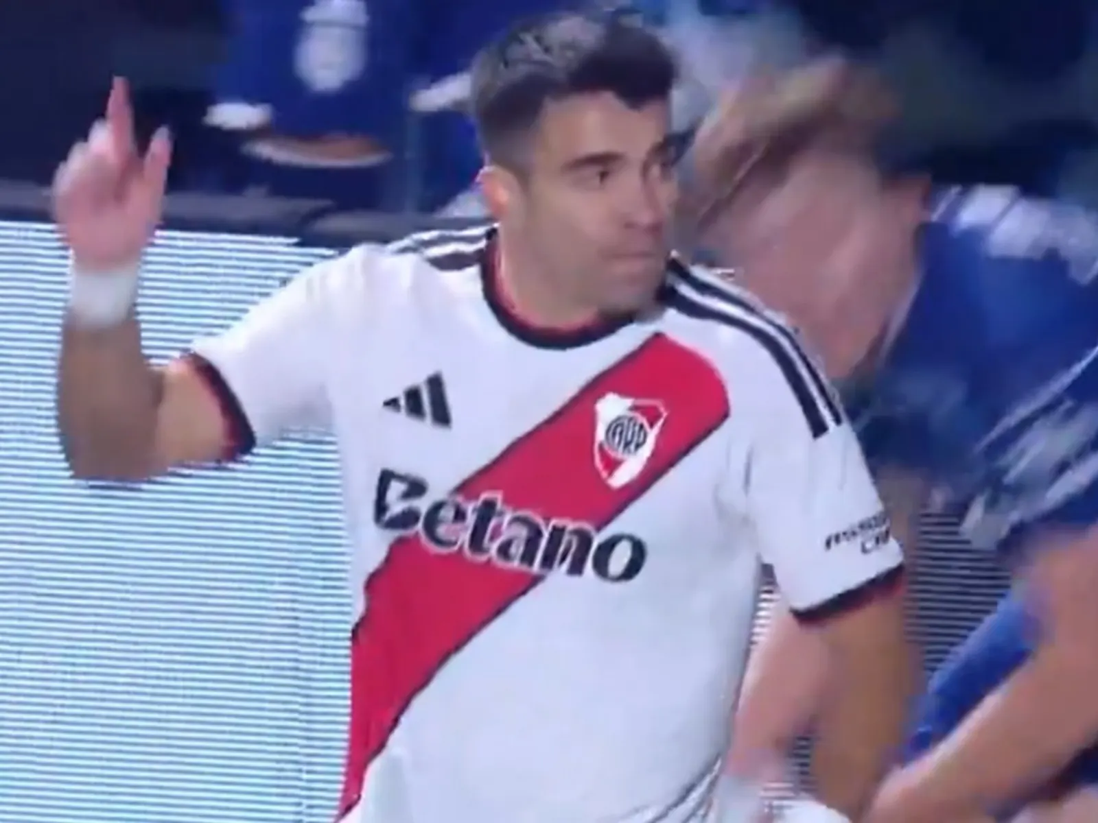 Marcos Acuña se toma la pierna izquierda mientras es asistido por el cuerpo médico de River Plate