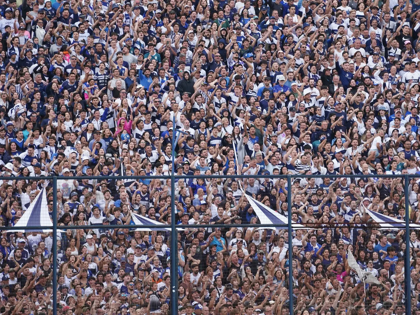 3.000 hinchas de Gimnasia La Plata en la popular del estadio Minella, Mar del Plata, domingo por la tarde