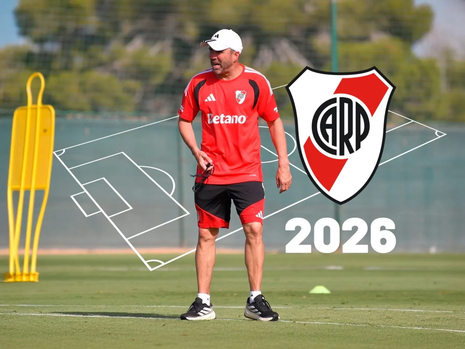 Jugador de River Plate en acción durante un partido de fútbol.