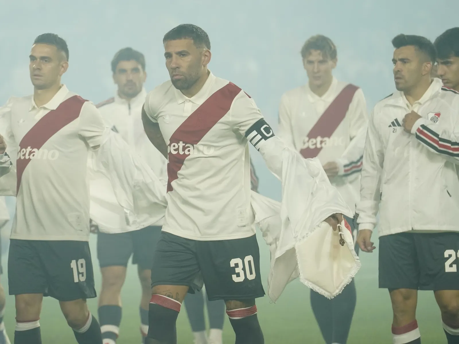 Nicolás Otamendi y Gonzalo Montiel son reconocidos en el Monumental antes del partido entre River Plate y Barracas Central por la primera fecha del Torneo Clausura 2025