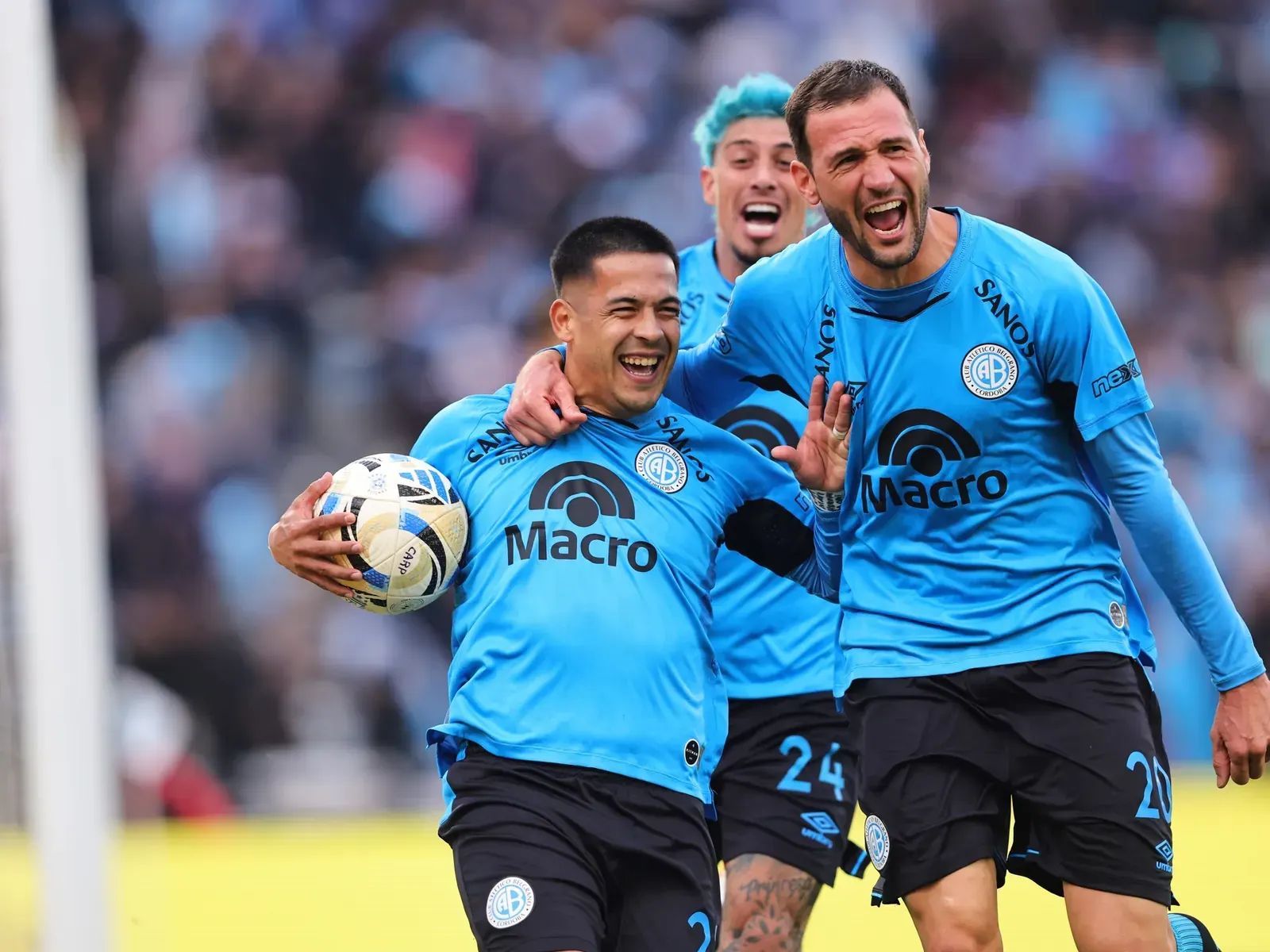 Jugadores de Belgrano celebrando la obtención del título de Primera División.