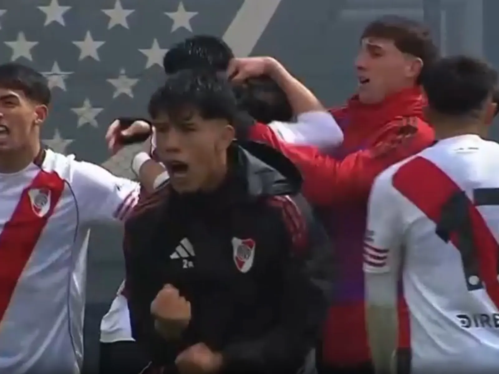Jugadores de River Plate celebran tras ganar la final de Reserva por penales contra Boca Juniors.
