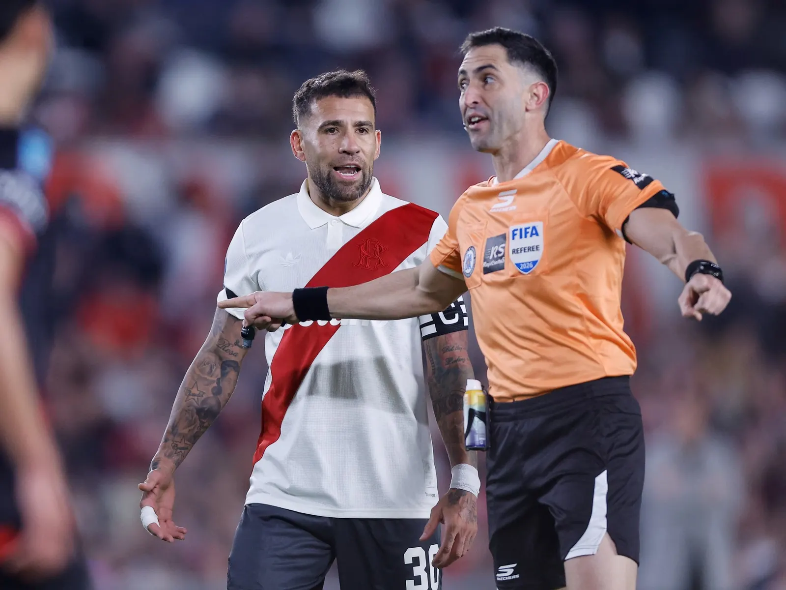 Árbitro señala el reloj mientras jugadores de Barracas Central y Unión tardan en reanudar el juego durante la primera fecha del Clausura 2026