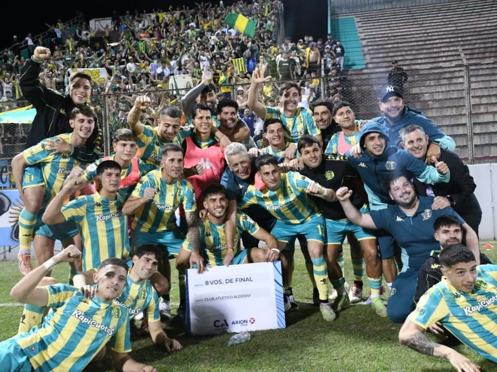 Jugadores de Aldosivi celebran un gol contra River Plate en el partido de la Copa Argentina.