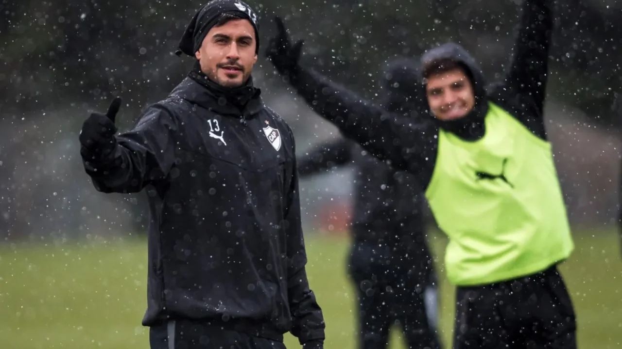 Platense protagoniza insólito entrenamiento bajo la nieve en Mar del Plata