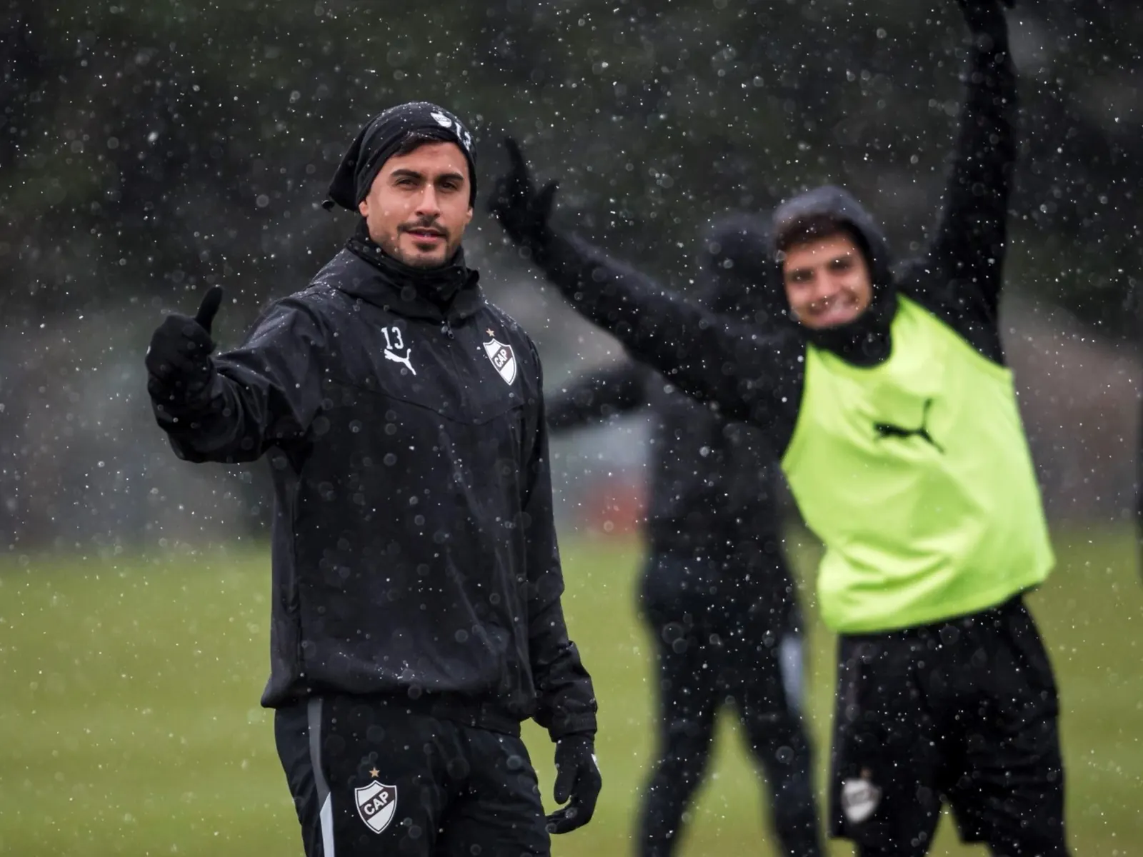 Jugadores de Platense entrenando en un campo de juego cubierto de nieve en Mar del Plata.
