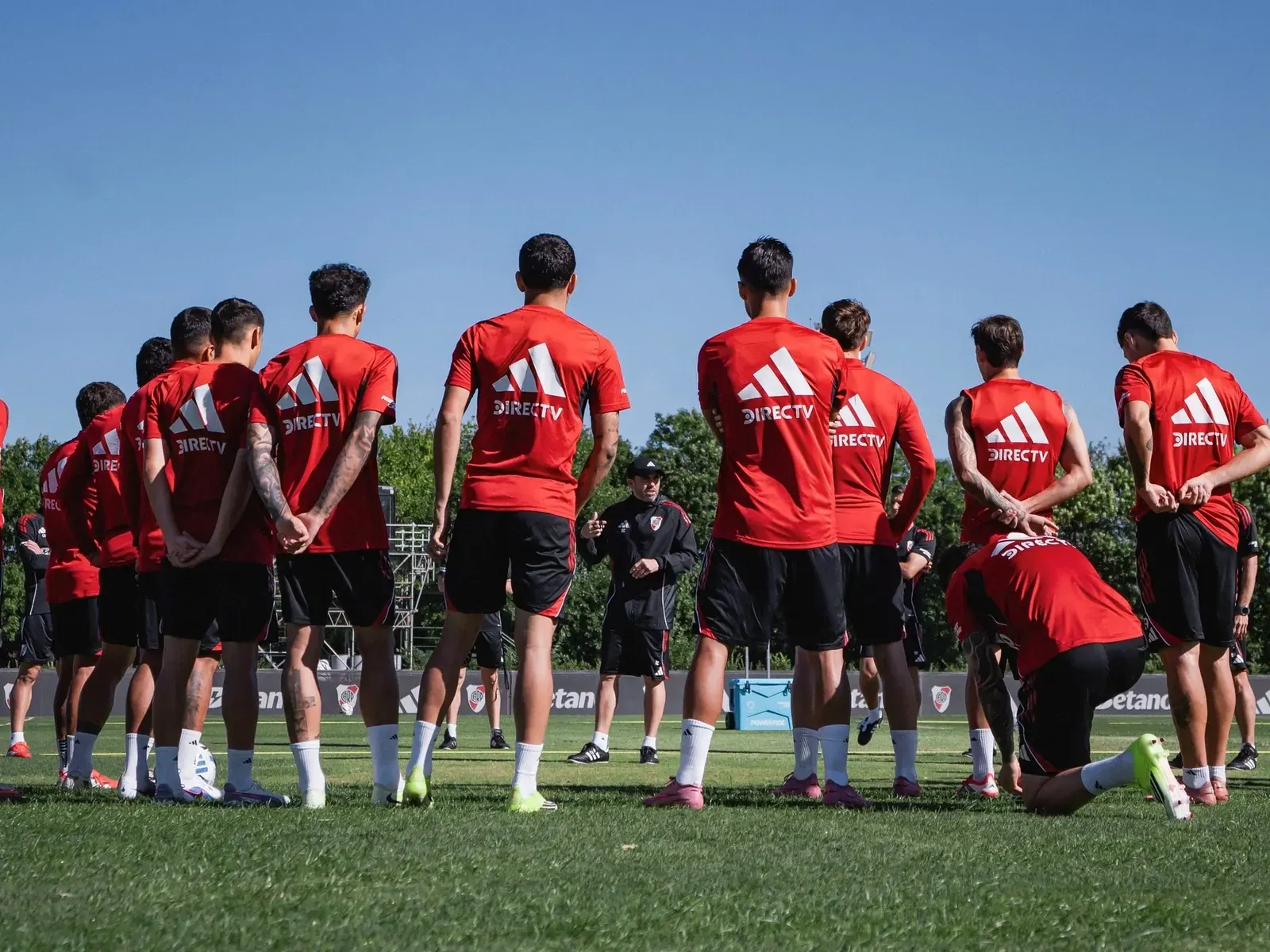 Eduardo Coudet, director técnico de River Plate, observa el partido desde el banco.