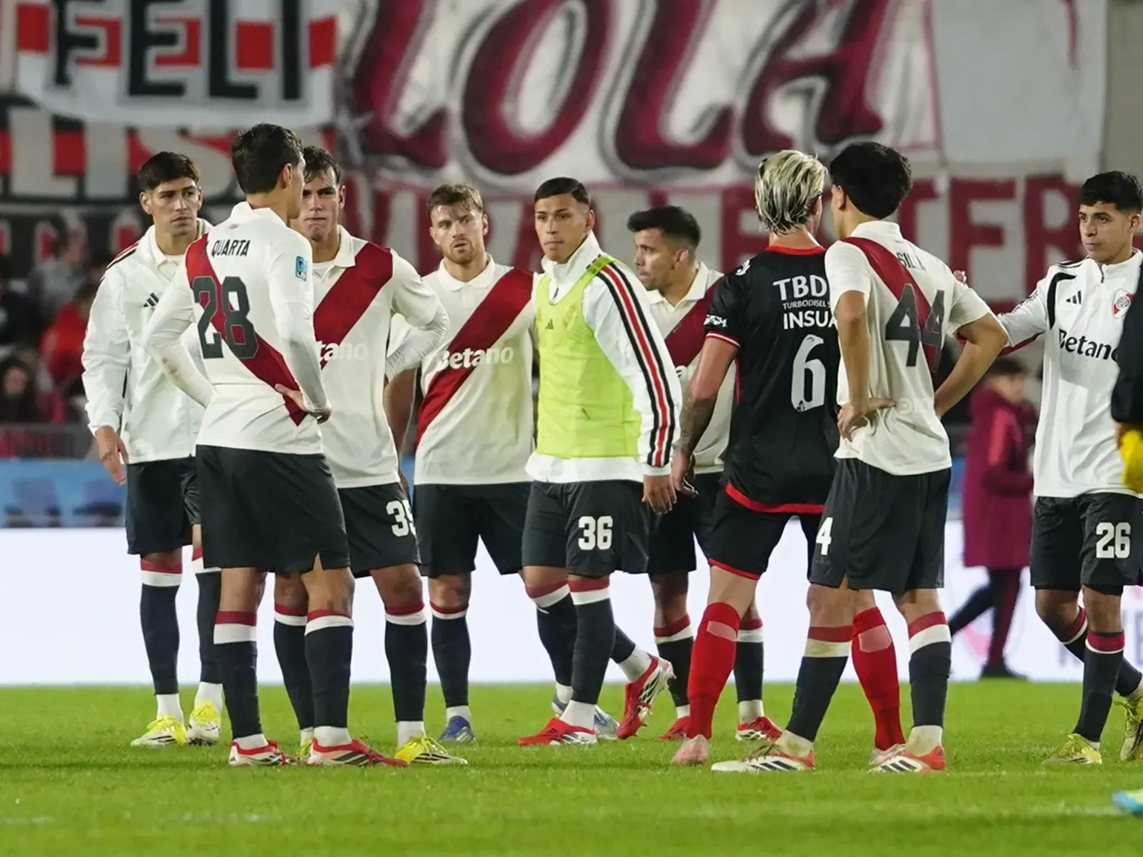 River Plate jugadores cabizbajos en el Monumental tras la derrota ante Barracas Central