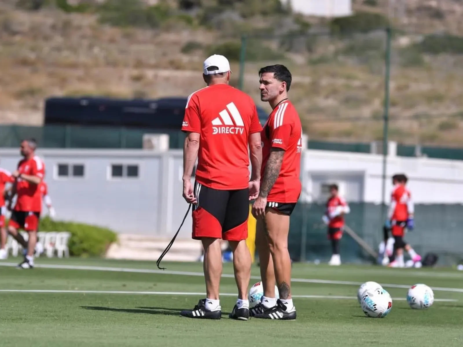 Ariel Broggi junto a Eduardo Coudet en un entrenamiento de River Plate en Alicante, con el estadio Monumental de fondo