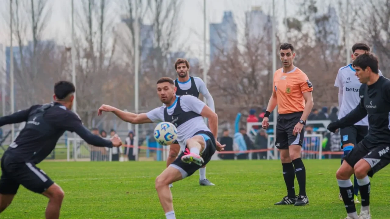 Racing: Vojvoda introduce cambios tácticos y de nombres para su debut en Copa Argentina