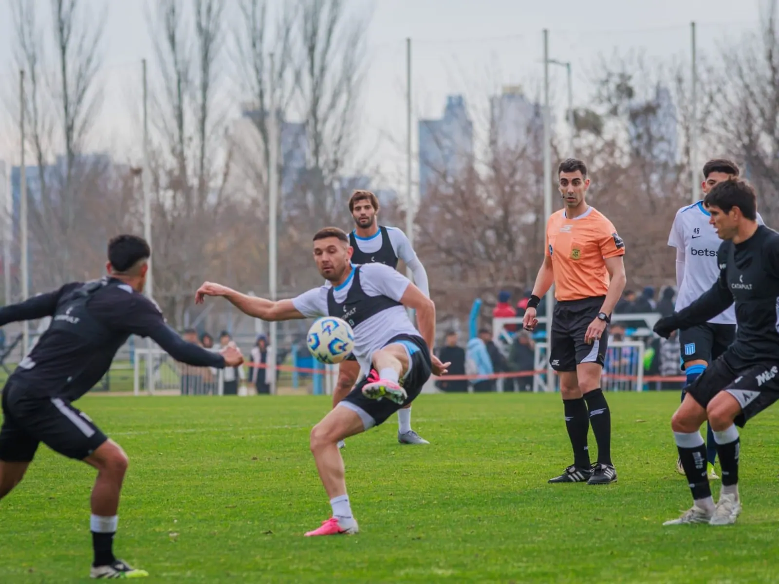 Jugadores de Racing entrenando en una sesión preparatoria.