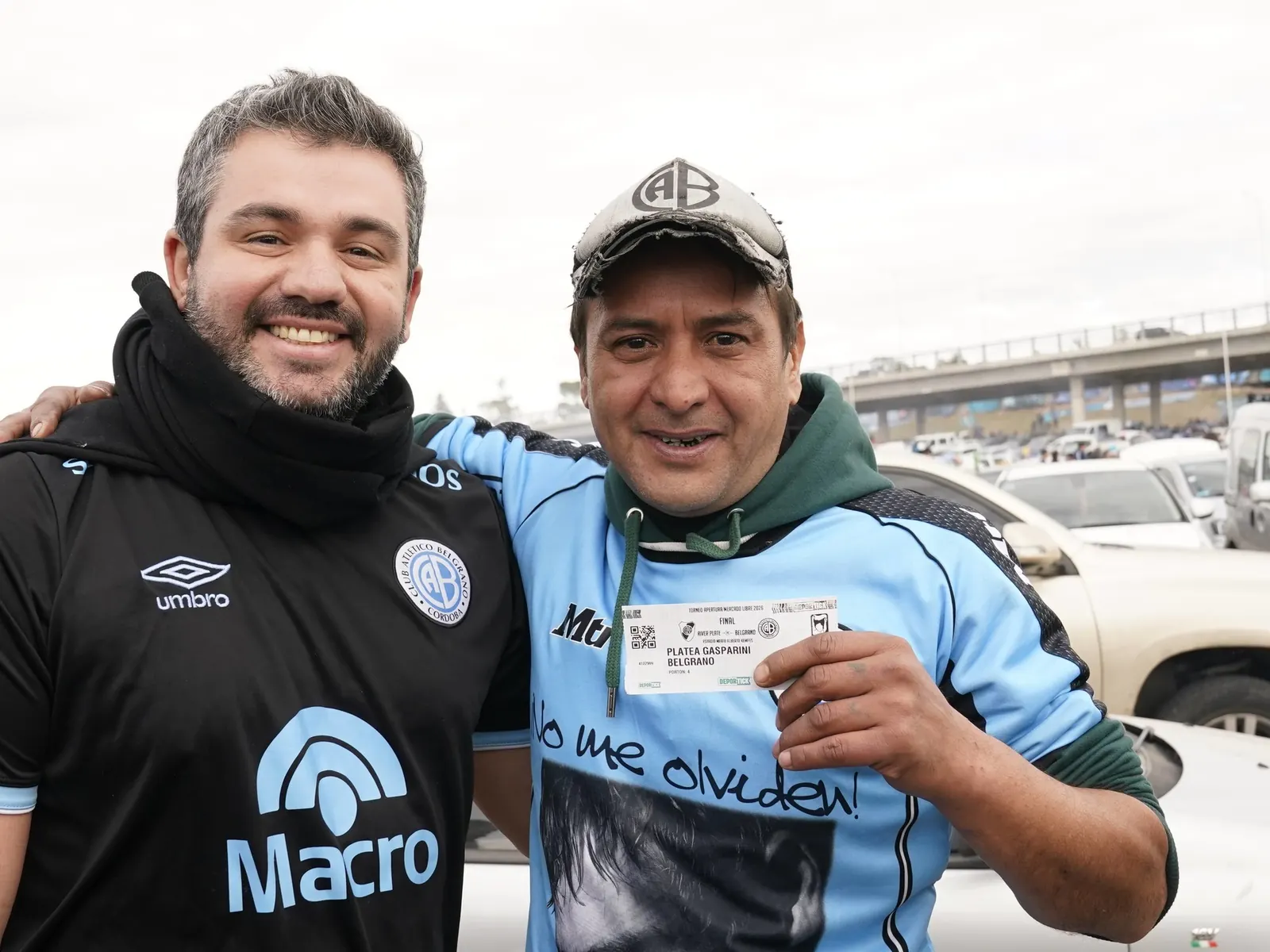 Silvio Cerutti, hincha de Belgrano, visiblemente emocionado con la camiseta de su equipo.