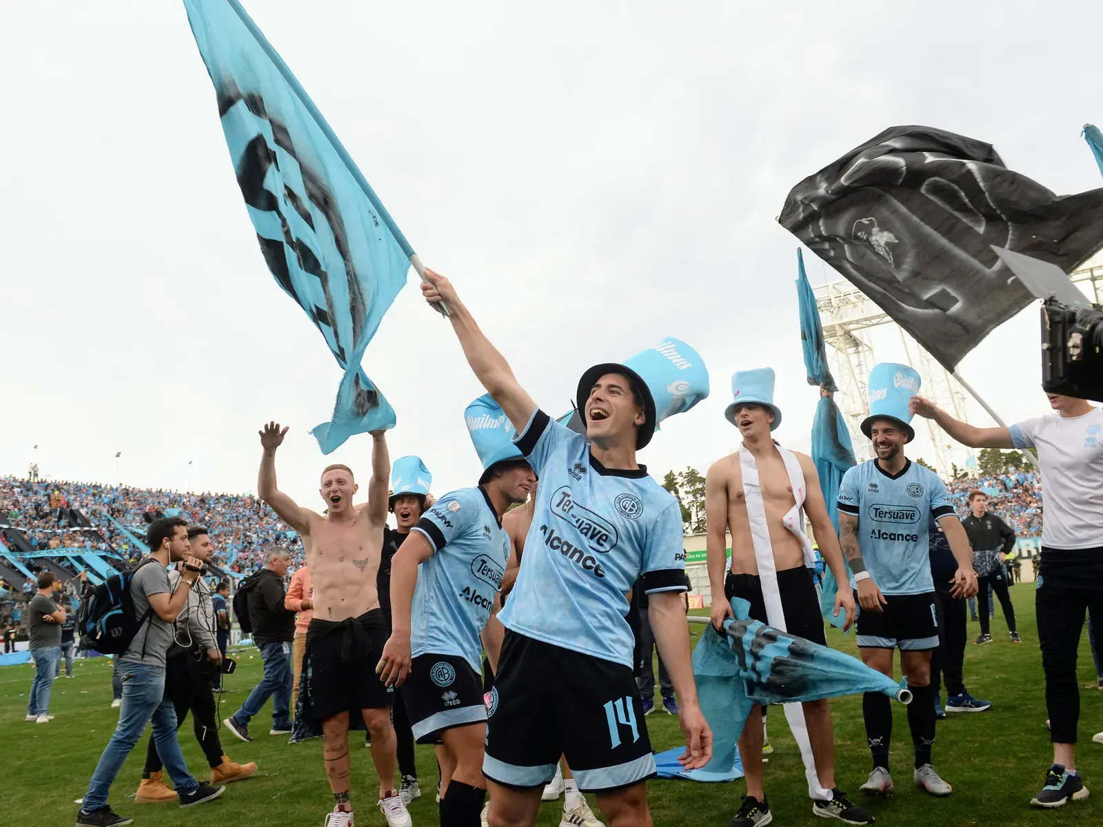 Jugadores de Belgrano de Córdoba celebrando un gol o un título.