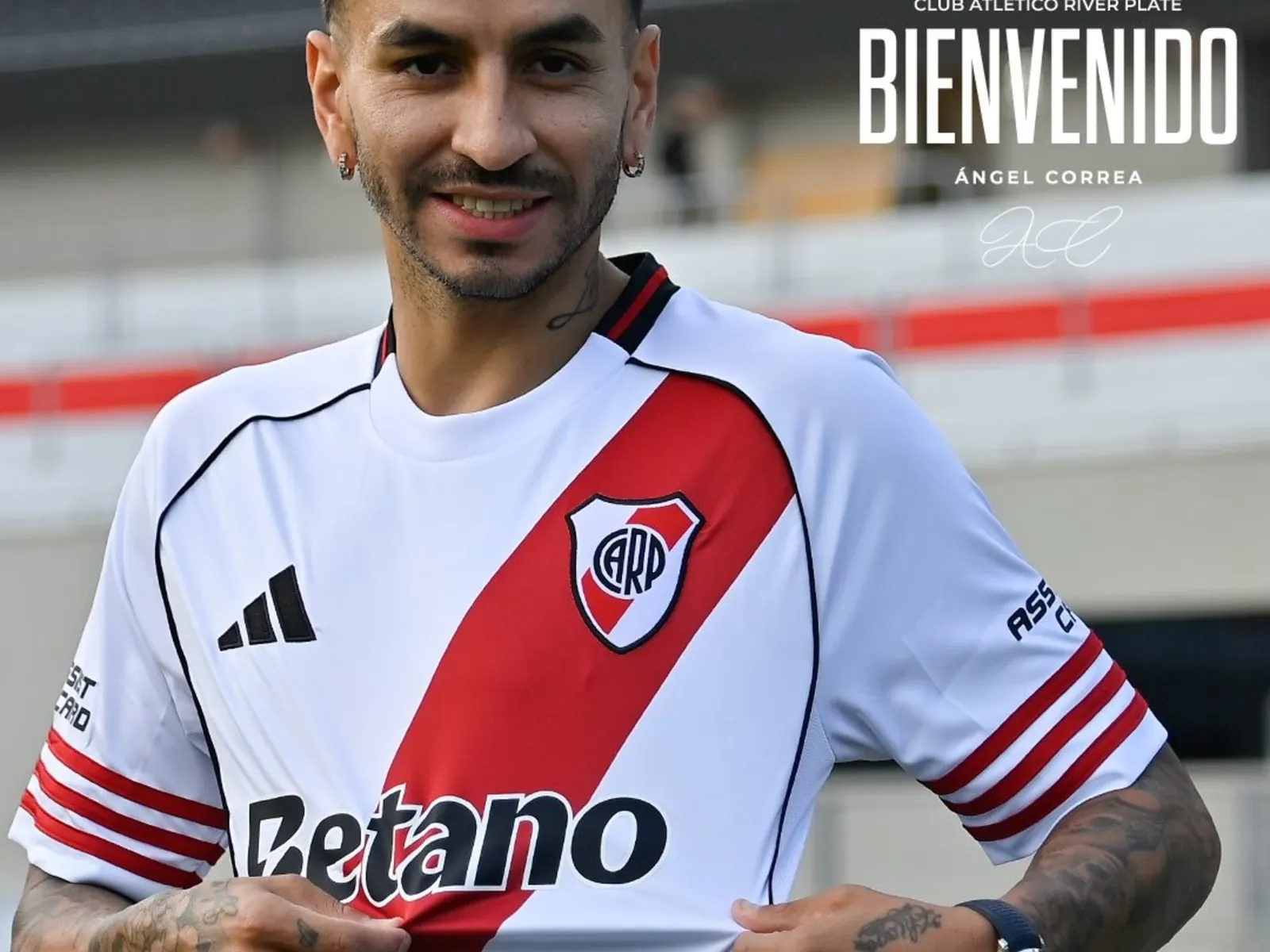Ángel Correa posa con la camiseta de River Plate tras firmar su contrato en el Monumental, con la banda roja y el número 23.