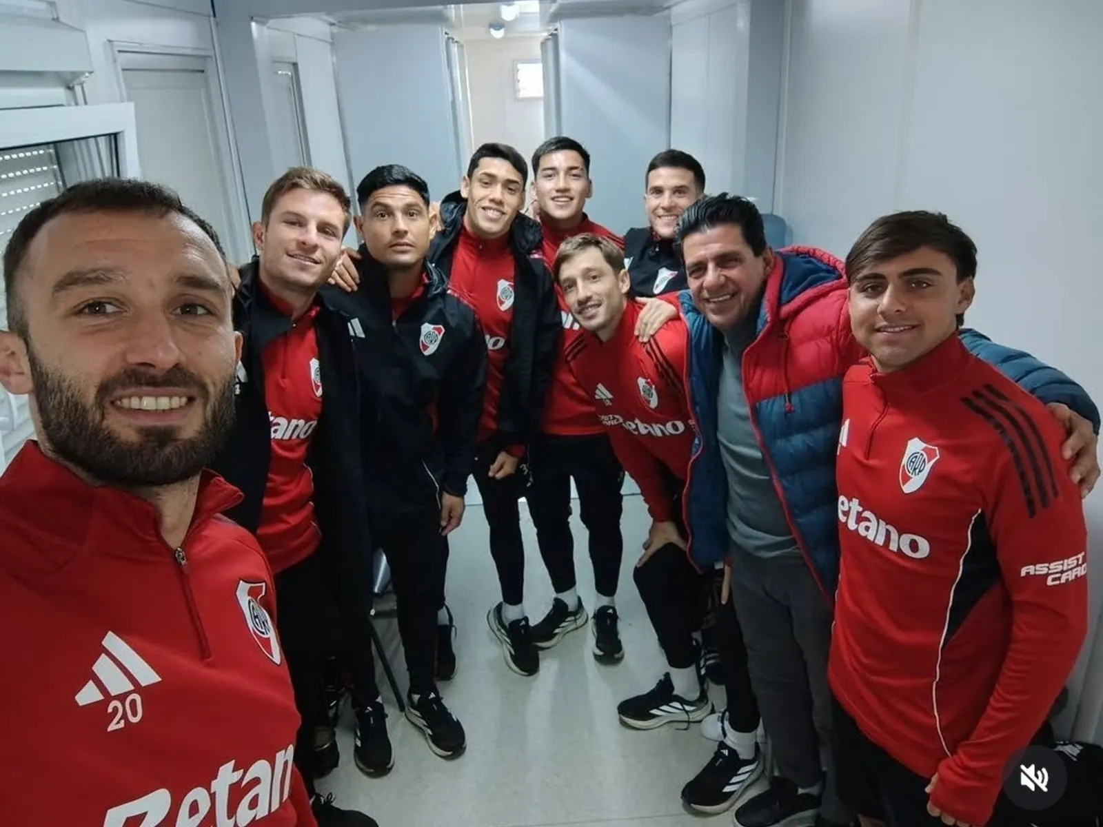 Alex Woiski durante un entrenamiento de River Plate en el predio de Ezeiza, con la camiseta del club
