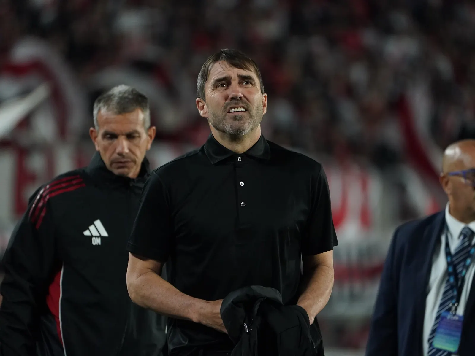 Nicolás Otamendi, capitán de River Plate, habla durante el partido contra Barracas Central en el Monumental
