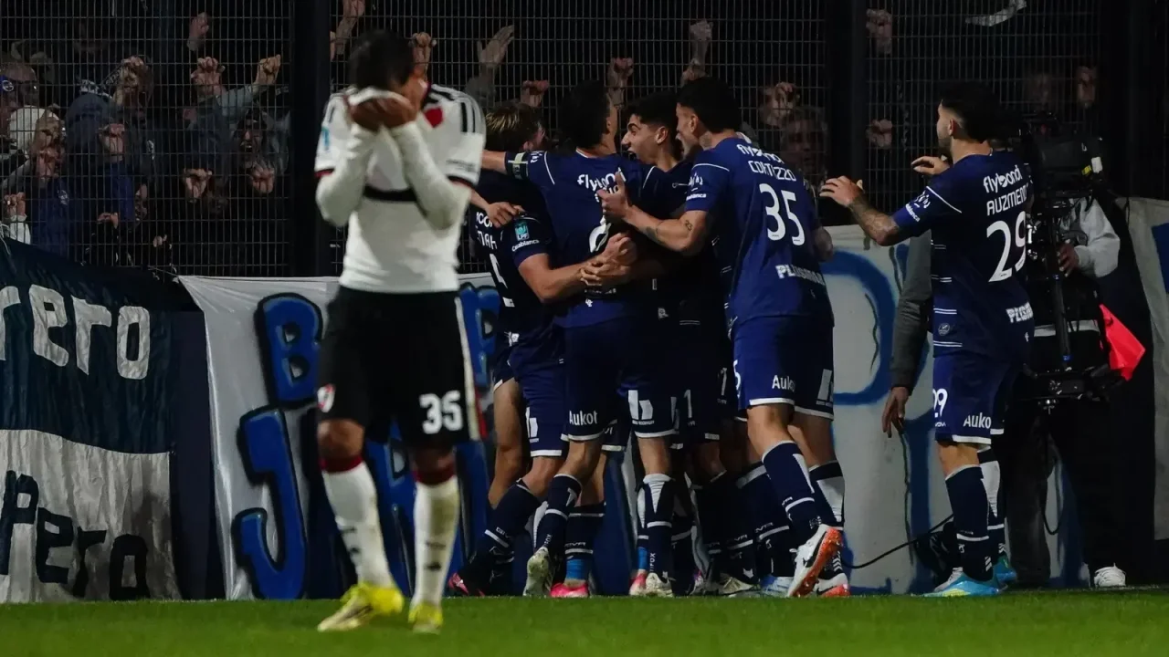 Gimnasia golpeó a River: cabezazo de Steimbach y 1-0 parcial en La Plata