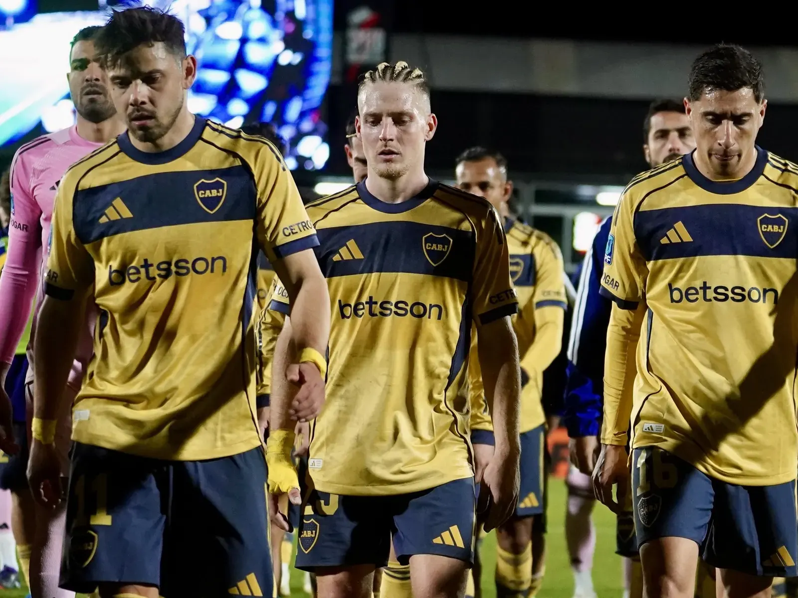 Boca Juniors en el partido contra Deportivo Riestra por el Torneo Clausura 2026 en el estadio de Riestra, con jugadores cabizbajos tras la derrota 3-0
