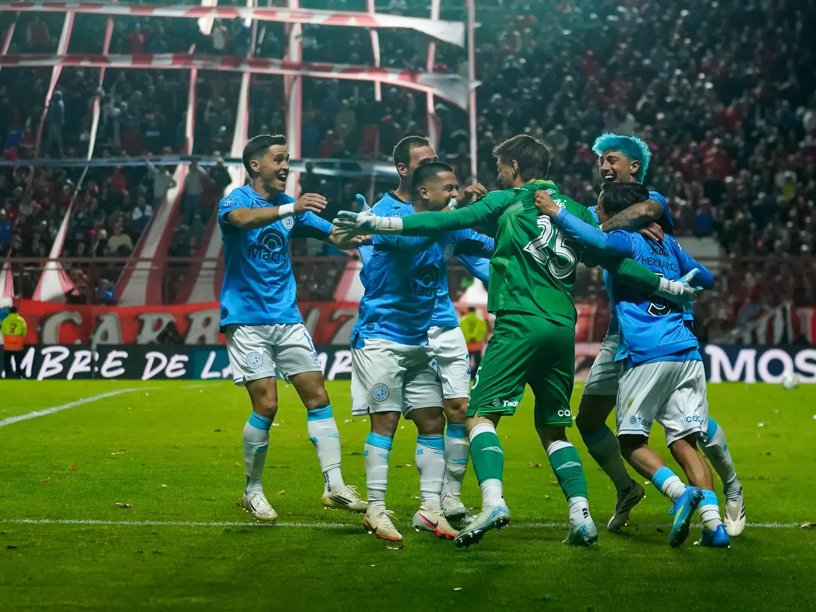 Jugadores de Belgrano y River Plate disputan un balón en el Estadio Mario Alberto Kempes.