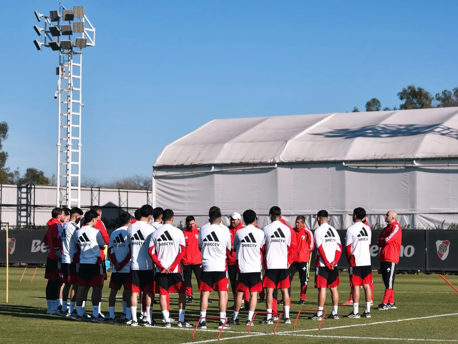 Vista del estadio Monumental de River Plate durante un partido del torneo local, con la hinchada alentando y el equipo en la cancha