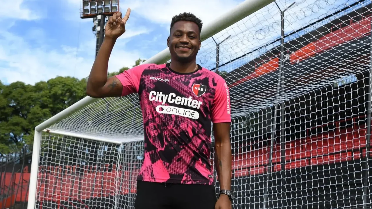Iván Arboleda regresa al fútbol argentino. El experimentado arquero colombiano, de 30 años, se ha convertido en el nuevo refuerzo de Sarmien