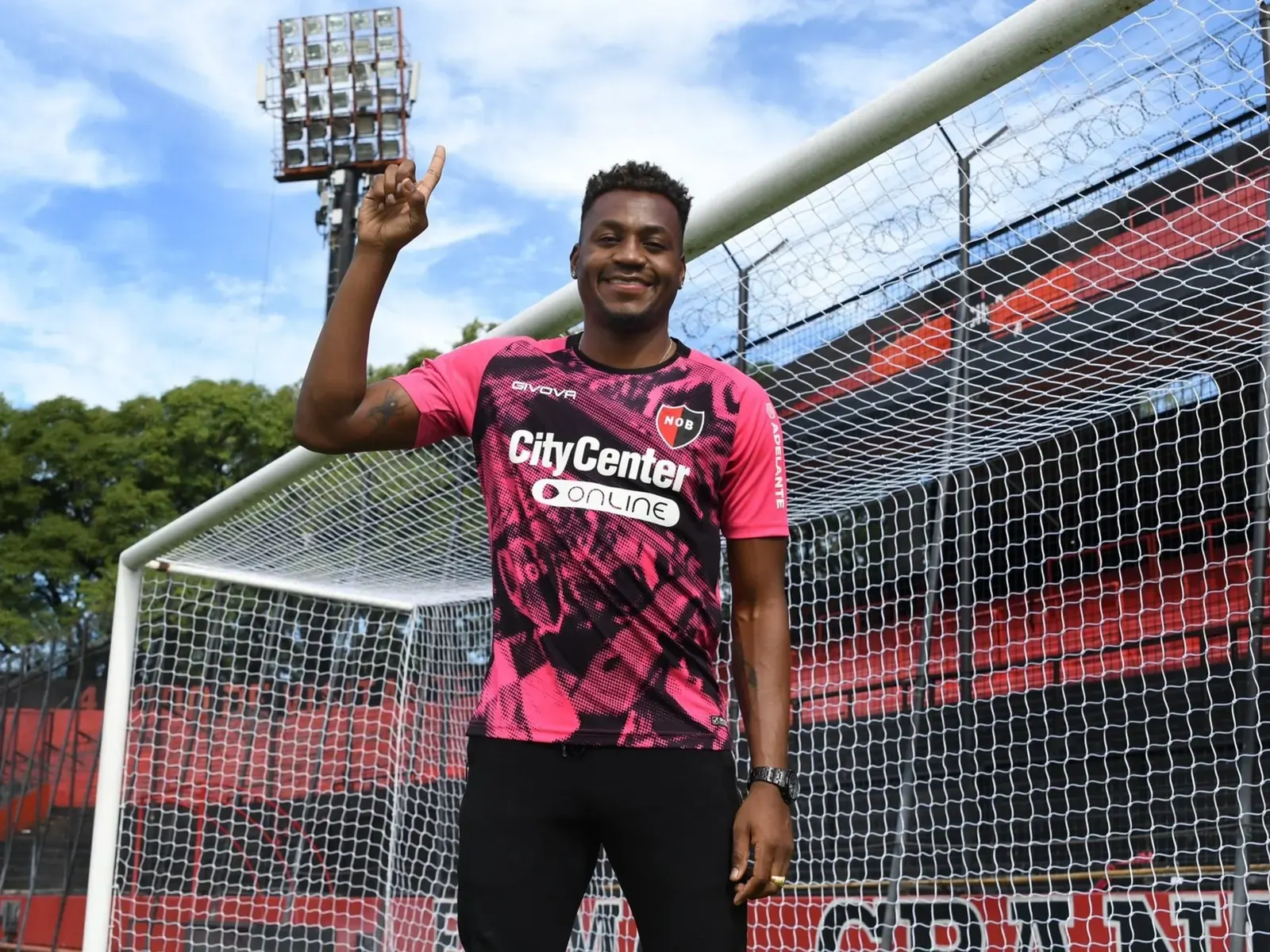 Iván Arboleda, arquero colombiano, posando con el uniforme de Sarmiento de Junín
