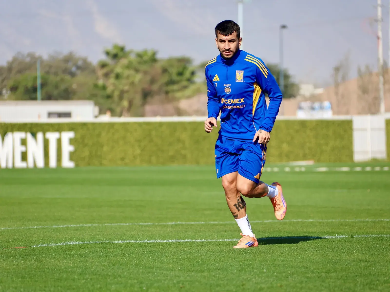 Jugador Ángel Correa con la camiseta de Tigres de México en un entrenamiento