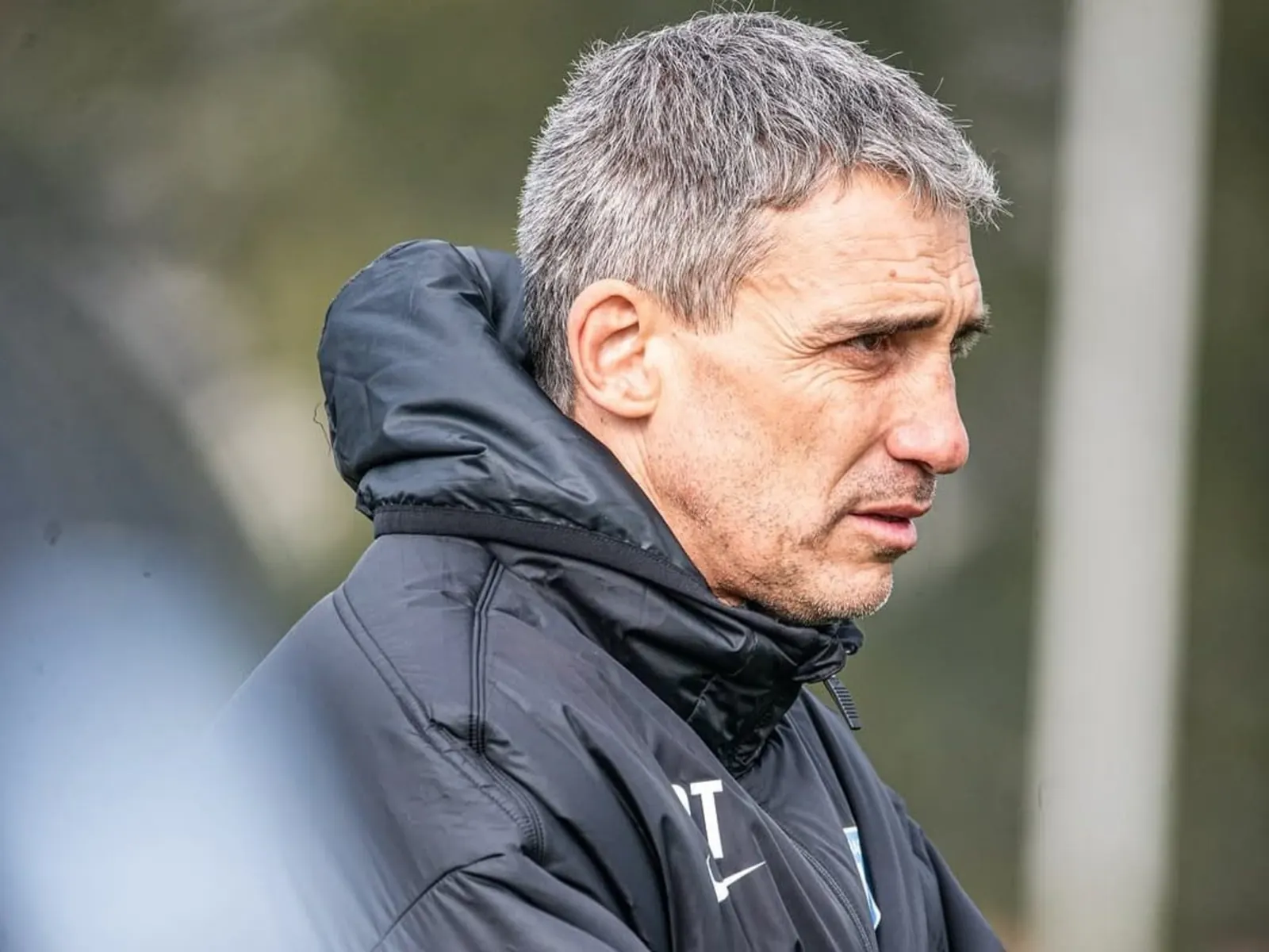 Juan Pablo Vojvoda, entrenador de Racing, dirige el partido ante Gimnasia en el estadio Presidente Perón
