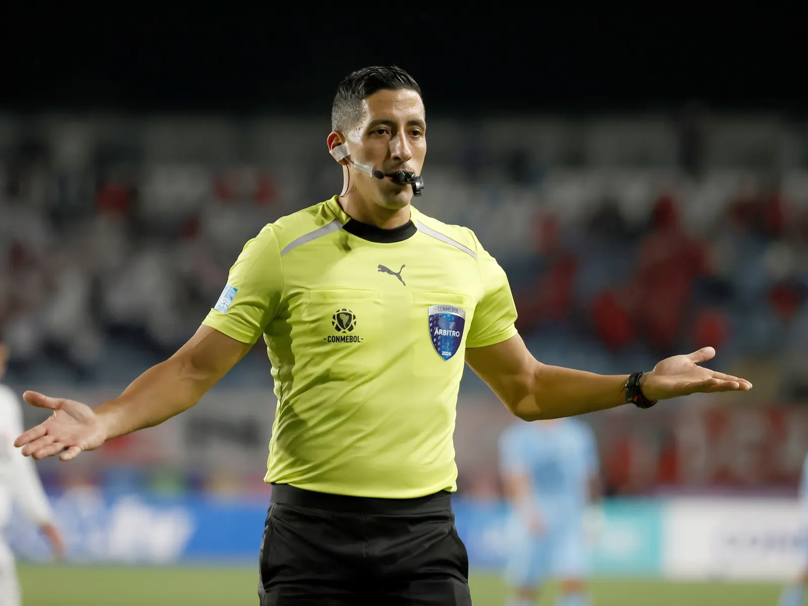 Yael Falcón Pérez, árbitro argentino, dirigiendo un partido