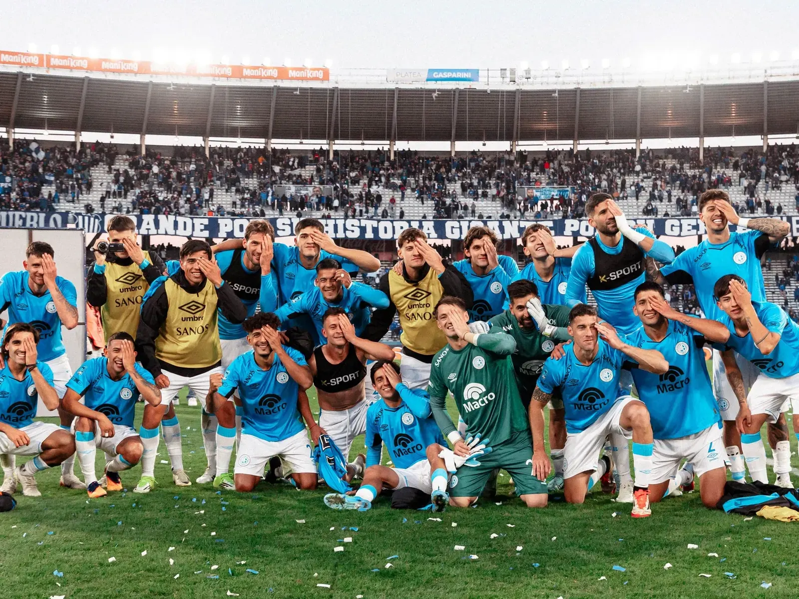 Jugadores del Club Atlético Belgrano celebrando un gol en un partido de fútbol.