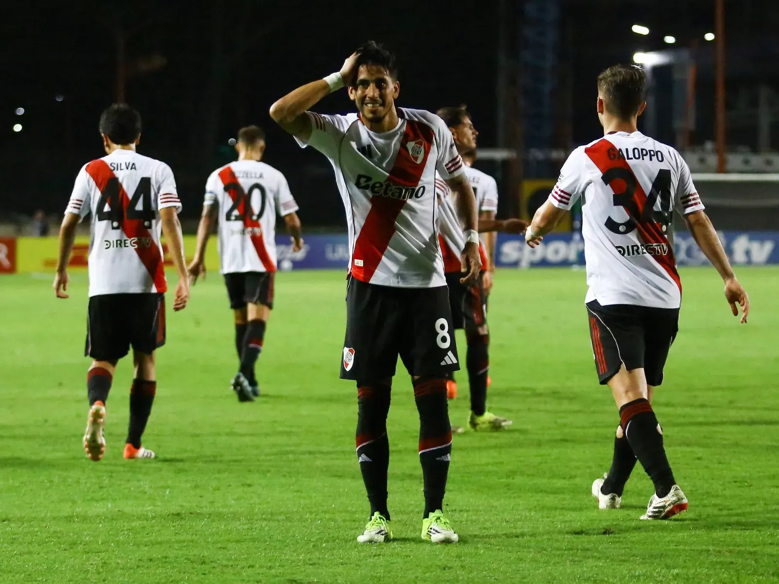 Maxi Meza posa con la camiseta de River Plate.