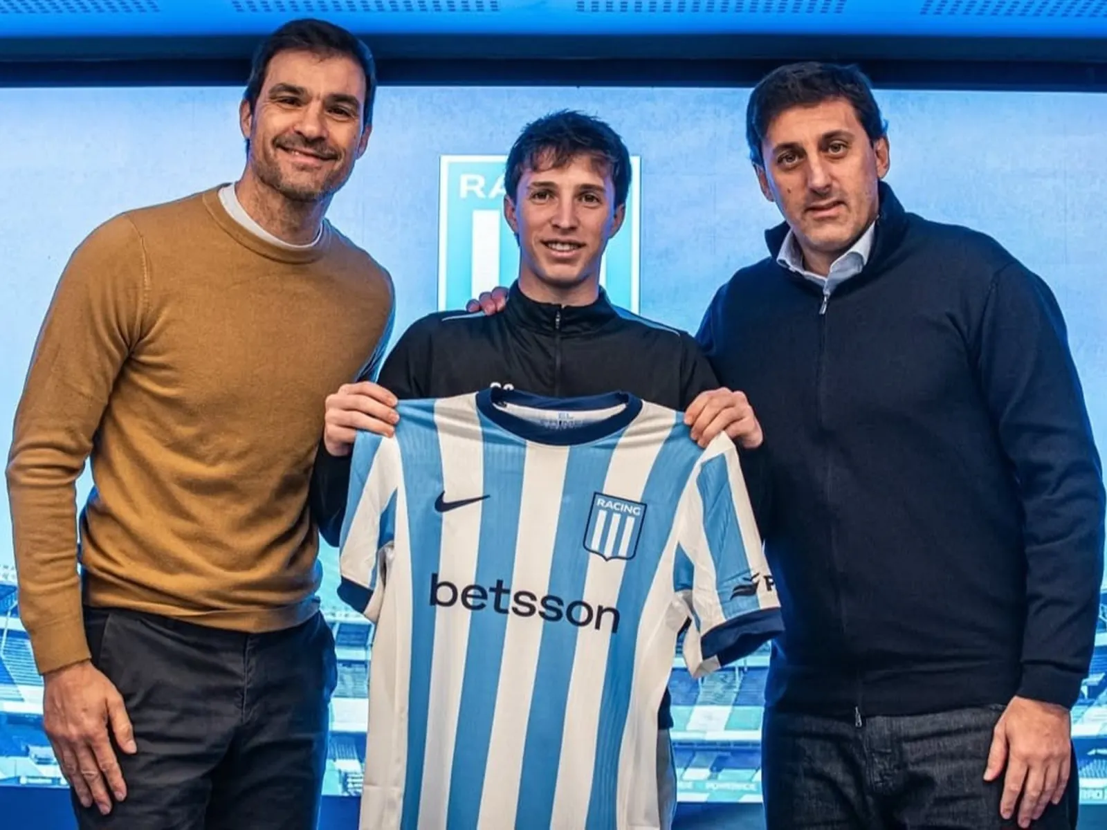 Baltasar Rodríguez junto a Diego Milito y Sebastián Saja, posando tras firmar la extensión de su contrato con Racing.