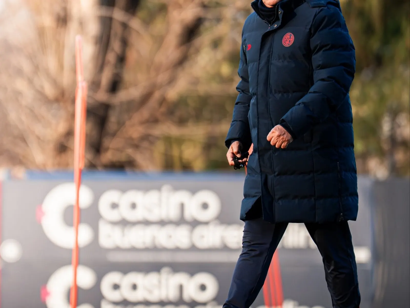 Néstor Gorosito, director técnico de San Lorenzo, supervisando una práctica del equipo.