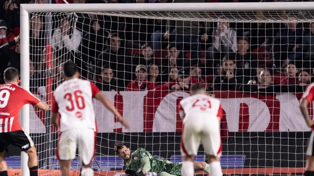 Rodrigo Rey, el penal atajado y un futuro incierto en Independiente tras la llegada de Mele