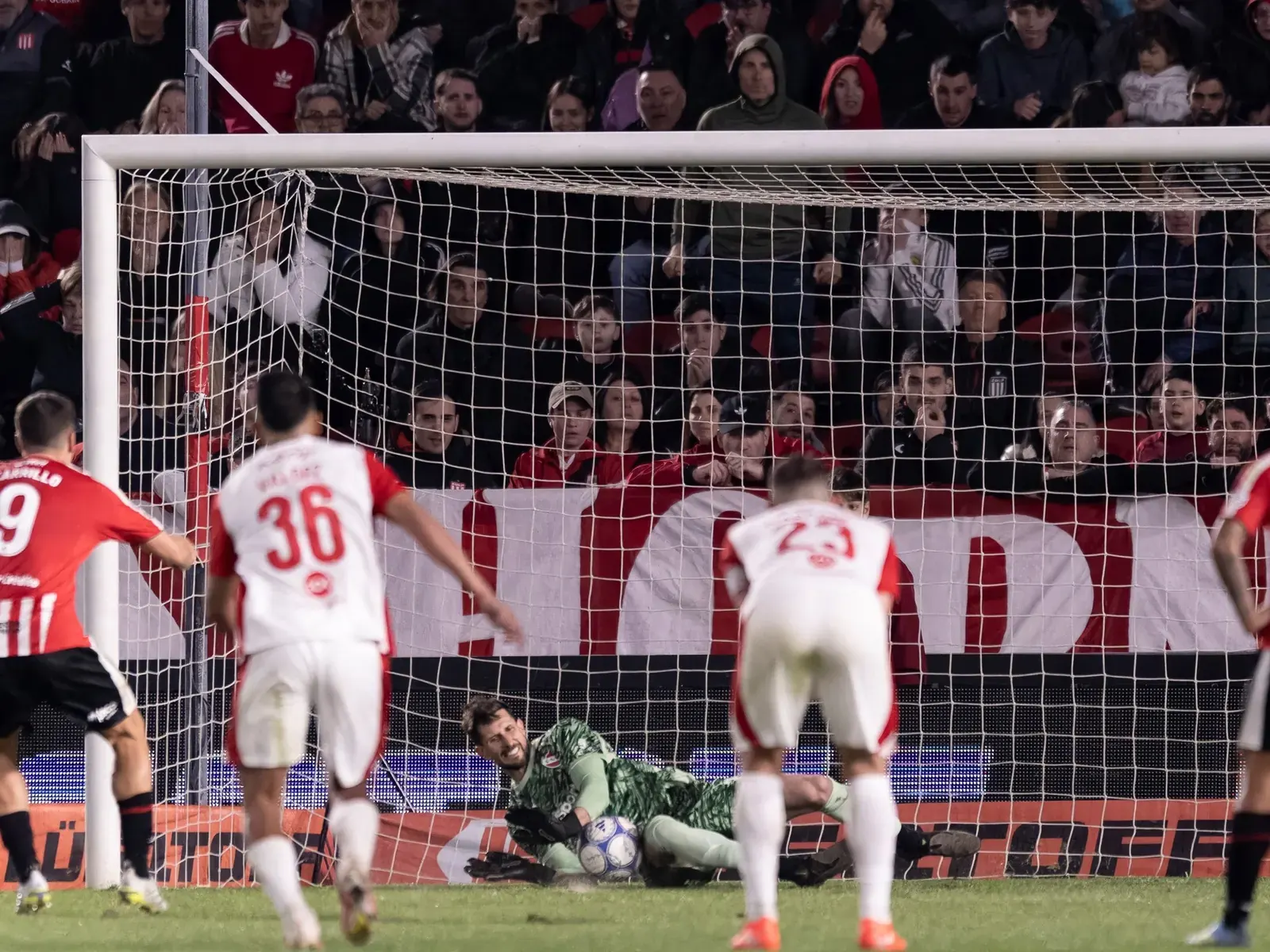 Rodrigo Rey, arquero de Independiente, celebra tras atajar un penal en el partido ante Estudiantes de La Plata.