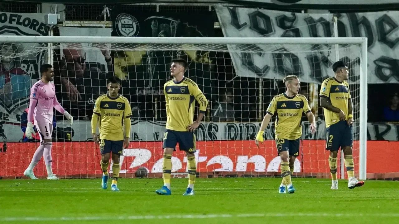 Los errores defensivos de Boca en la derrota ante Riestra: dos goles aéreos que exponen fisuras