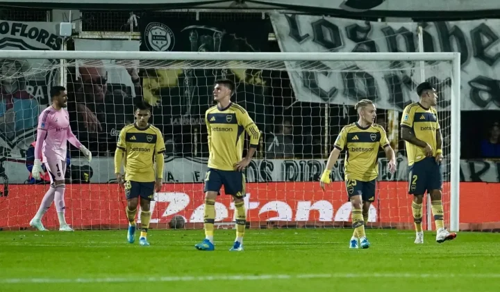 Los errores defensivos de Boca en la derrota ante Riestra: dos goles aéreos que exponen fisuras