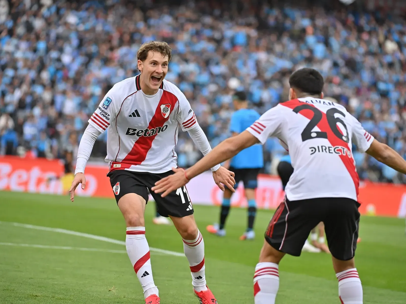 Facundo Colidio y Tomás Galván de River Plate, socios clave en la victoria final del Torneo Apertura.